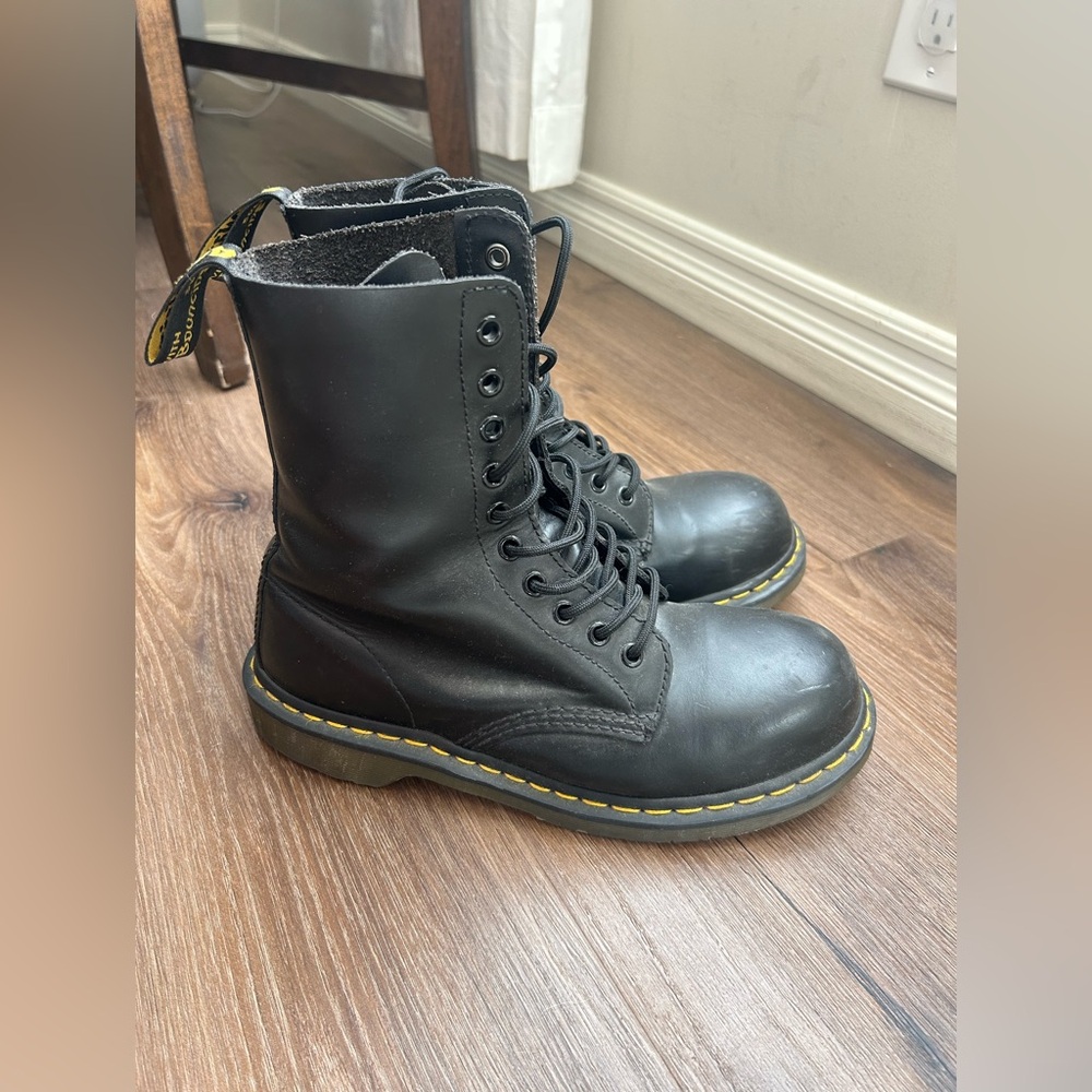 Dr. Martens 1460 SMOOTH LEATHER LACE UP BOOTS
Women’s 9 / Men’s 8, Black